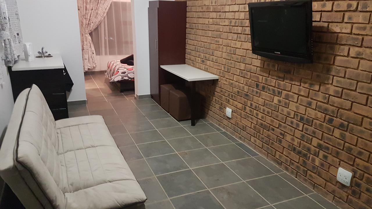 Meadows Guesthouse Germiston Bagian luar foto